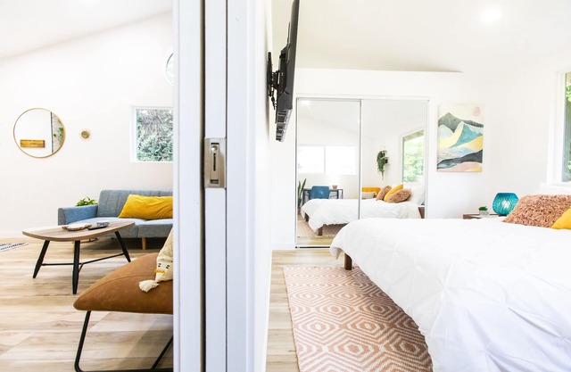 Sparkling Clean, Stylish 1-bdrm w/parking - 5 min to hiking & beach!