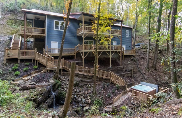 Impresionante nueva cabaña de lujo ... ¡Cascadas impresionantes en un bosque privado de 3 acres!