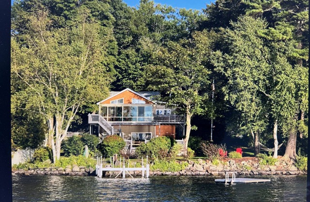 Spectacular Cobbossee Lakefront with Hot Tub&Dog Friendly