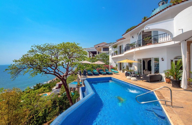 Villa de estilo mediterráneo con vista al mar en Conchas Chinas