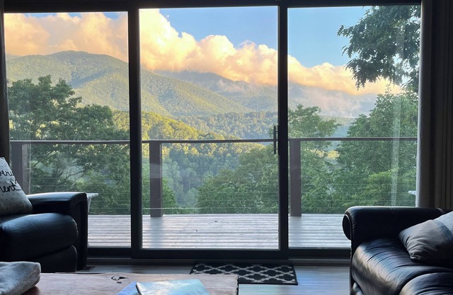 Spectacular Views! Hot tub, Hiking, Waterfalls, Fishing Reduced Rates