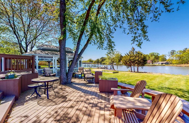 Sprawling Waterfront Home, Dock & In-Home Theatre