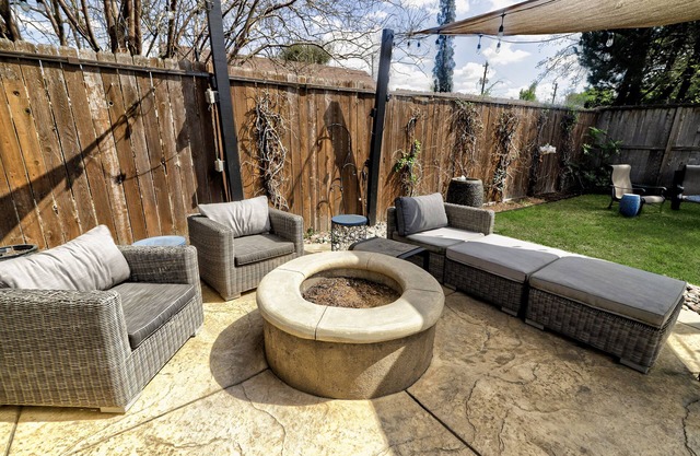 Spring Branch Haven - Spacious 3BR Oasis, Pet Friendly in Houston!