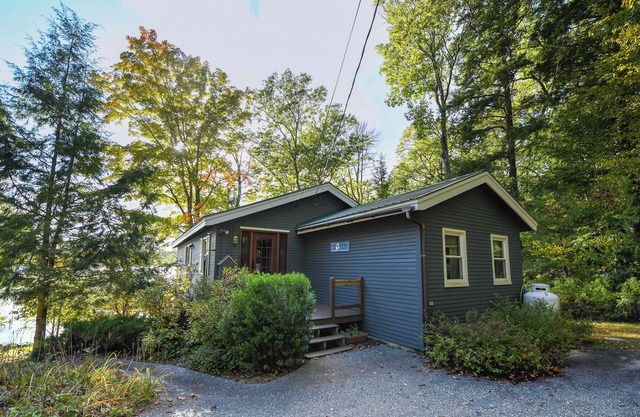 **SPRING SPECIAL** Charming Maine cottage with stunning views over Long Lake!