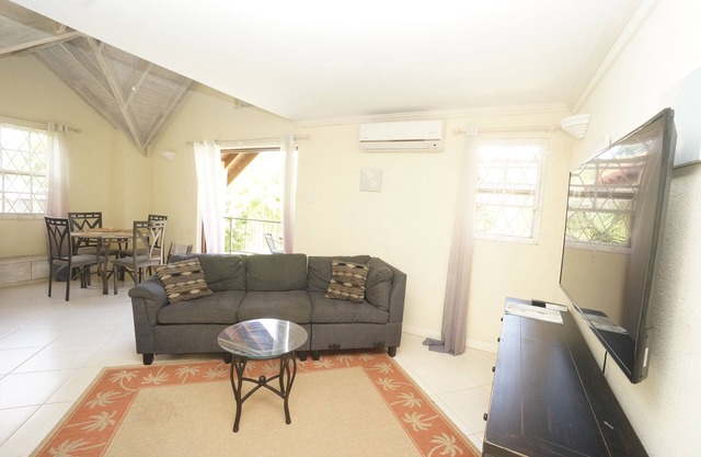 Springcourt 2 - 1 BR condo near beaches W/POOL