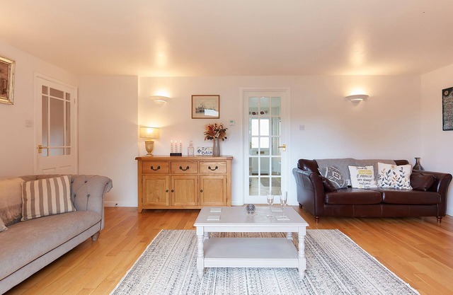 SPRINGFIELDS BUNGALOW, pet friendly, with pool in Tedburn St Mary
