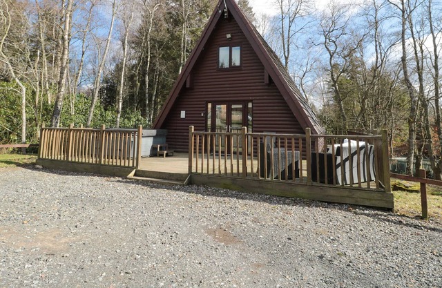 SQUIRREL LODGE, pet friendly, character holiday cottage in Otterburn