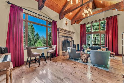 Star Haven Game Room & Forest Views