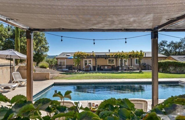 4Br / 3Ba Hillside Alexander Valley Home con piscina enterrada