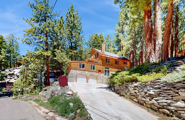 Stateline Chalet: 5BR, Panoramic Mountain Views, Dipping Pool & Dry Sauna