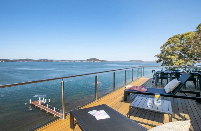 *Free Night Stay* Waterfront/pool/ fireplace