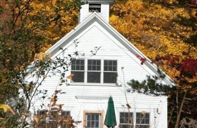 Hospédese en una escuela renovada de la era Vermont de 1900 con vistas panorámicas a las montañas