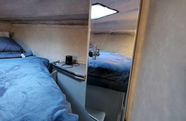 Stay on Yacht /Unique Experience/ Toronto Lake