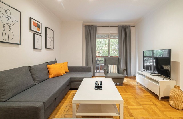 Modern apartment w/ balcony and hot tub