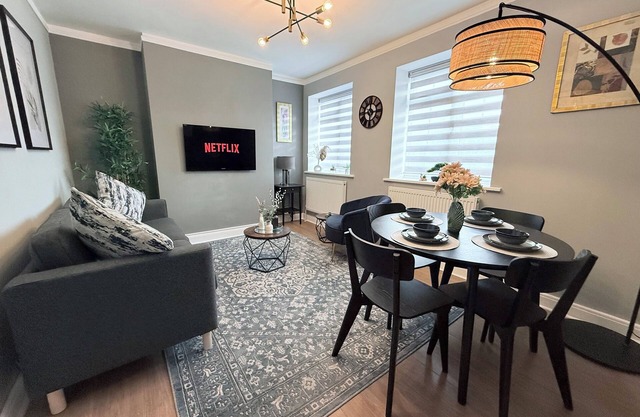 StayLondon for 4 Guests with Free Parking - Tourist, Contractors & Arsenal Match