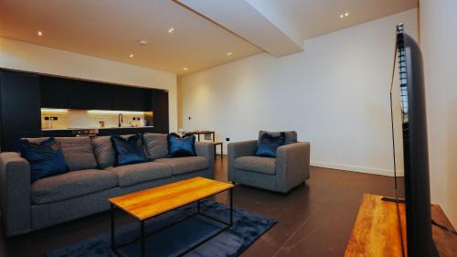 StayZo Nichols Building Spacious 3-Bedroom Apartment