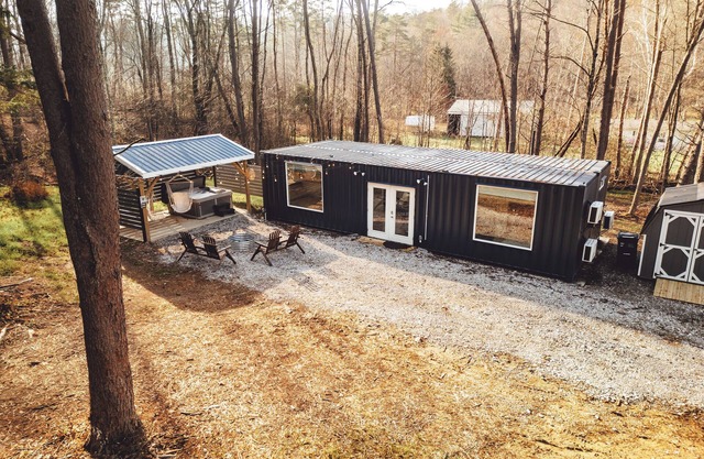 Steel Nest- a charming 2-bedroom container house Rockbridge