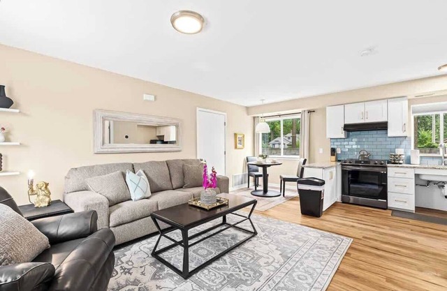 Step-Free 1BR in Roseville | King Bed | End Unit