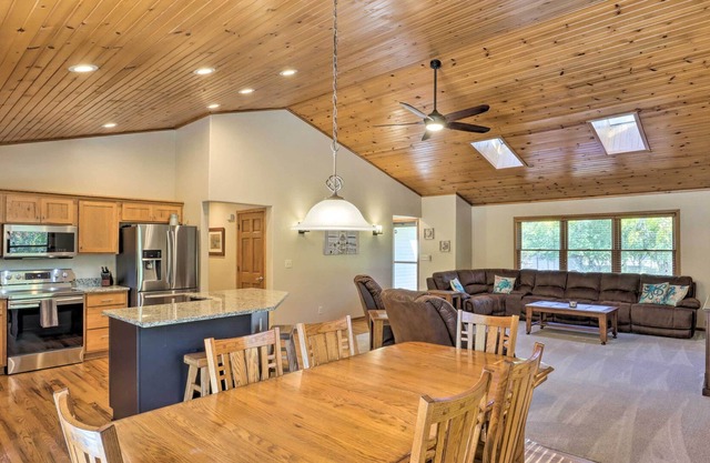 Step-Free Pewaukee Home < 1 Mi from Lakes!