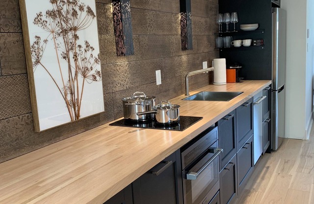 Steps from Downtown Mystic / Newly Renovated Modern Apartment