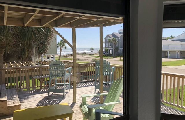 Steps from the Ocean at Pirates Beach! Sit on the deck and watch the waves.