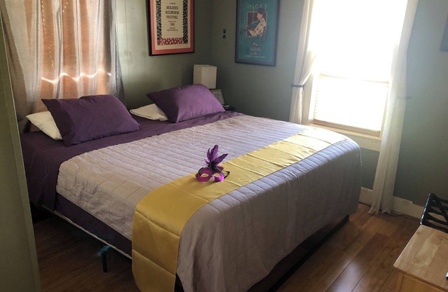 Steve & Katie Riley Guest House, Breaux Bridge, 2 Bd, 1. 5 Ba Artists ¡Bienvenidos!
