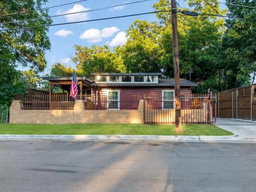 Stockyards Longhorn House, TCU close by