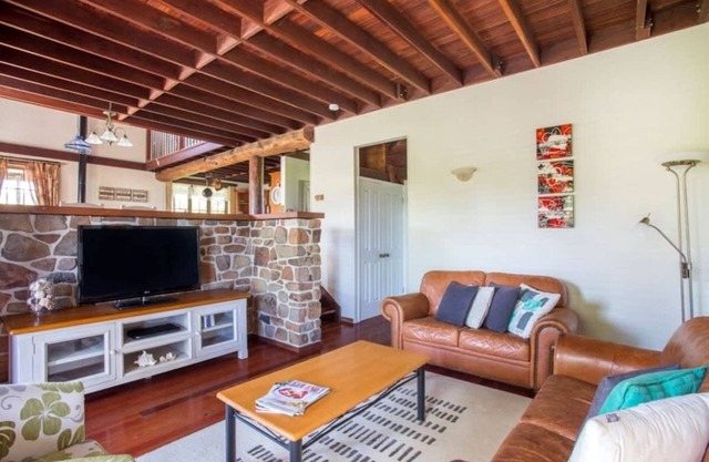 Stone Cottage - A Charming 2-bedroom, 1-bathroom cottage retreat in the Milton countryside