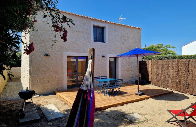 Stone house, Ile de Noirmoutier, fully restored, 200m from the sea