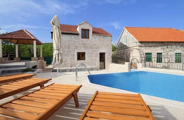 Casa de piedra en Makarska con piscina y vistas