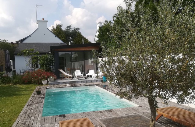 Casa de piedra con piscina climatizada de mayo a septiembre.
