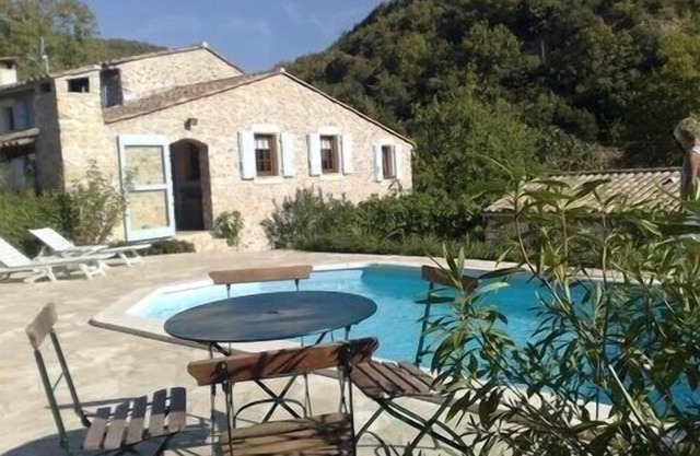 Casa de piedra con piscina privada, tranquila, ideal para visitar en familia.