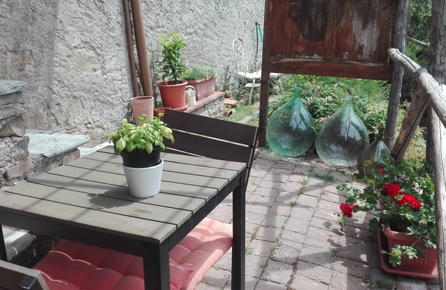 Piedra Rustico con jardín en el antiguo pueblo, Toscana Exclusiva bañera de hidromasaje