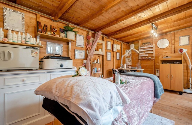 Stonehenge Inn & Shepherds Huts
