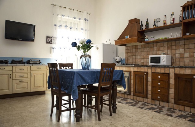Ubicación estratégica, a pocos kilómetros de Nápoles y Caserta, apartamento bien equipado.