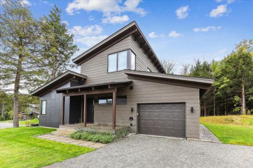 Streamside Lodge: 4 br, fireplace, sauna, game room, summer pool