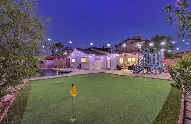 Fun five bedroom home by the strip. pool, putting green, games, karaoke!!!!