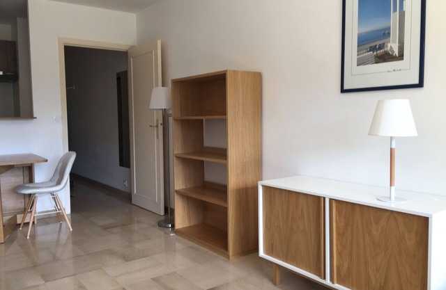 Estudio de 30 m2 con bonita vista al mar cerca del paseo de los ingleses.
