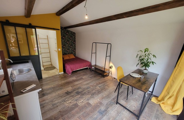 Studio Aménagé Avec Jardinet au Calme