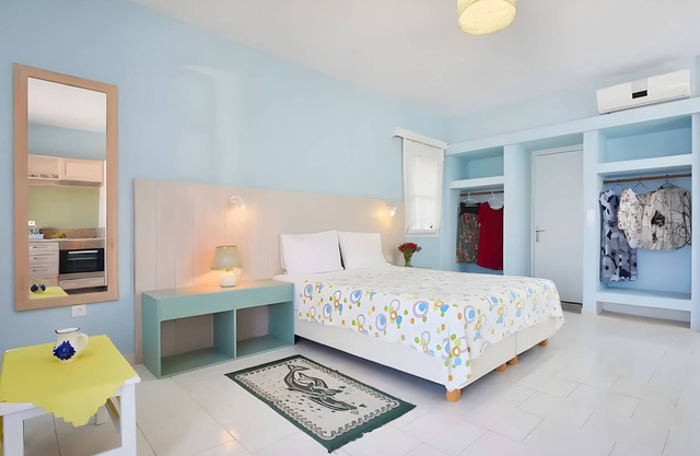 Apartamento estudio 'Triple No 2' con vistas al mar, Wi-Fi y aire acondicionado.
