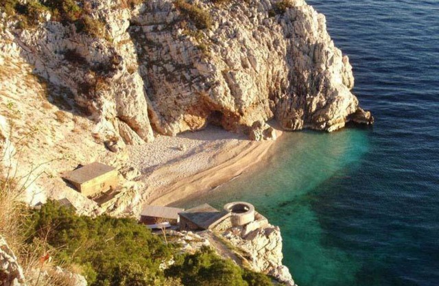 Studio apartment with the balcony and seaview in a picturesque town