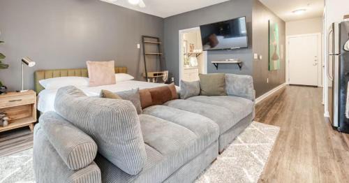 Studio APT King Bed, Walk to Beltline Inman Park, Pets Welcome