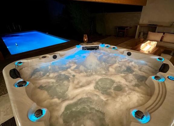 Studio avec jacuzzi et piscine