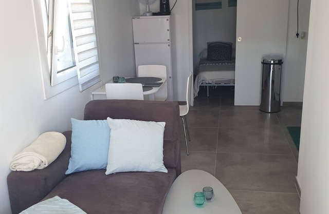 Studio Avec Terasse Dans un Quartier au Calme et Résidentiel