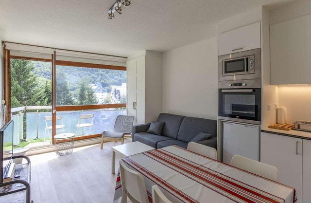 Studio cabine 6 pers, pistes à proximité, balcon, cave à skis, cuisine équipée - FR-1-400-110