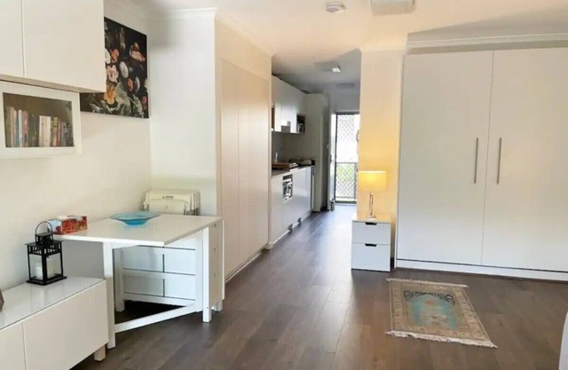 studio centrally located in NEWTOWN. The longer you stay = discount!