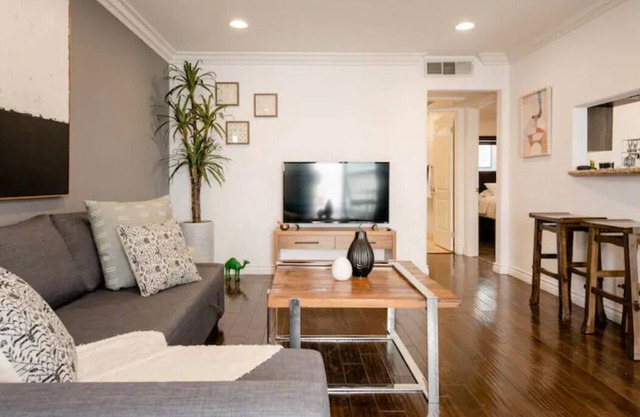 Studio City Flat- Queen Bed, Free Parking, Jacuzzi
