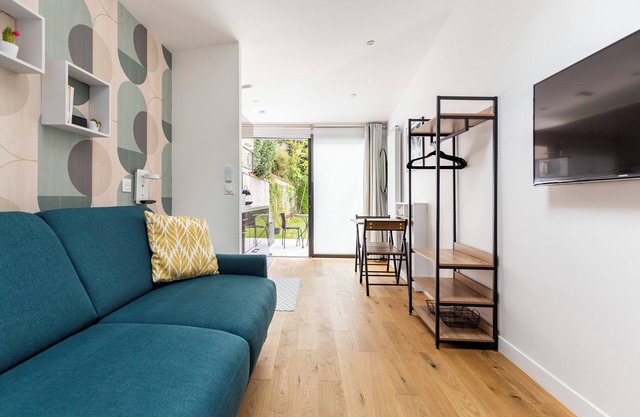 Studio close to all amenities.