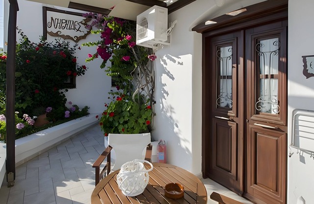 Estudio 'Erato' con terraza privada, Wi-Fi y aire acondicionado