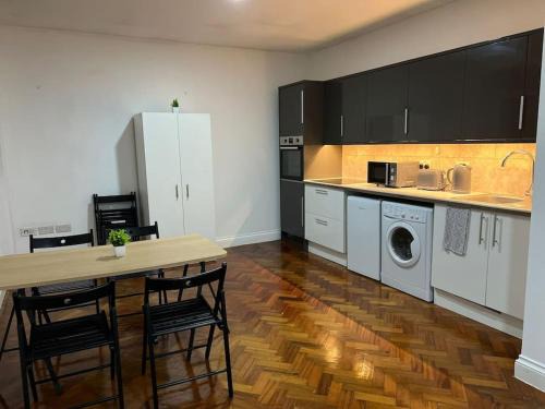 Studio flat Manor House station.